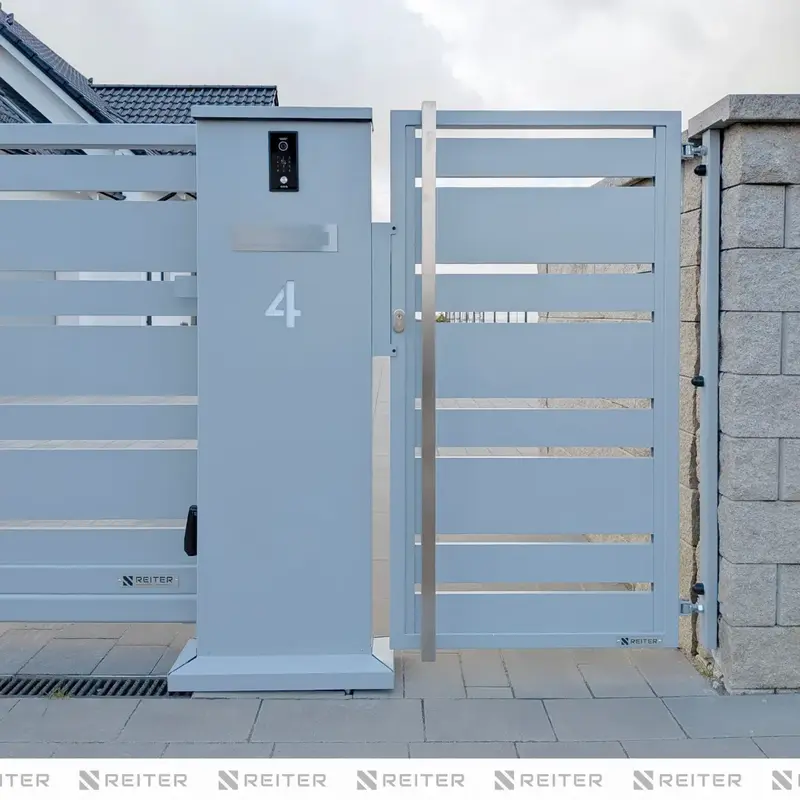 Nowoczesna furtka z długą antabą nierdzewną